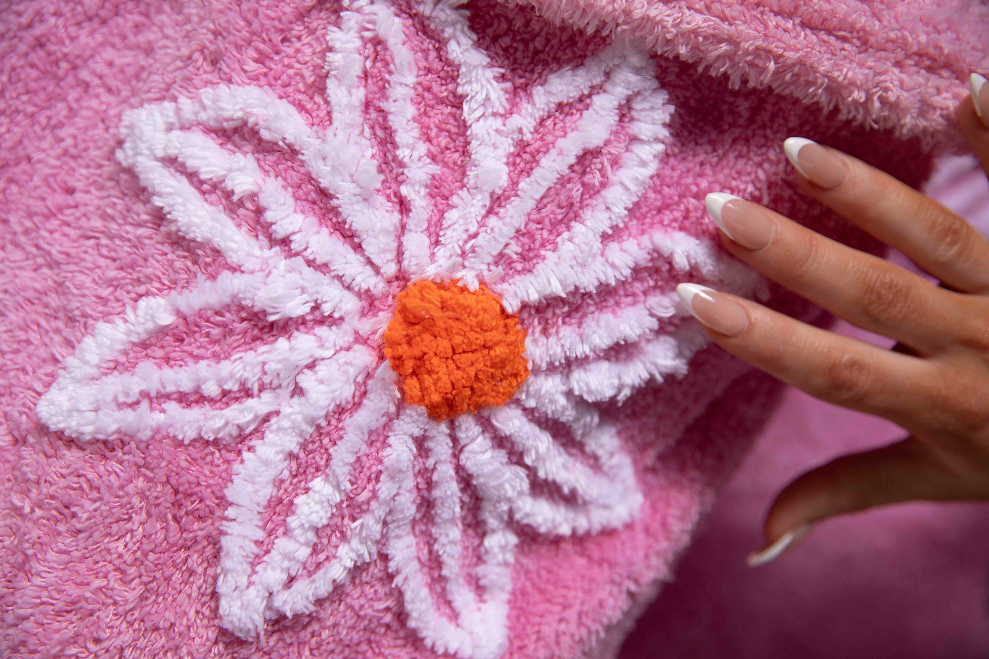 Luxurious “Falling Daisies” Chenille bathrobe in Lipstick Pink